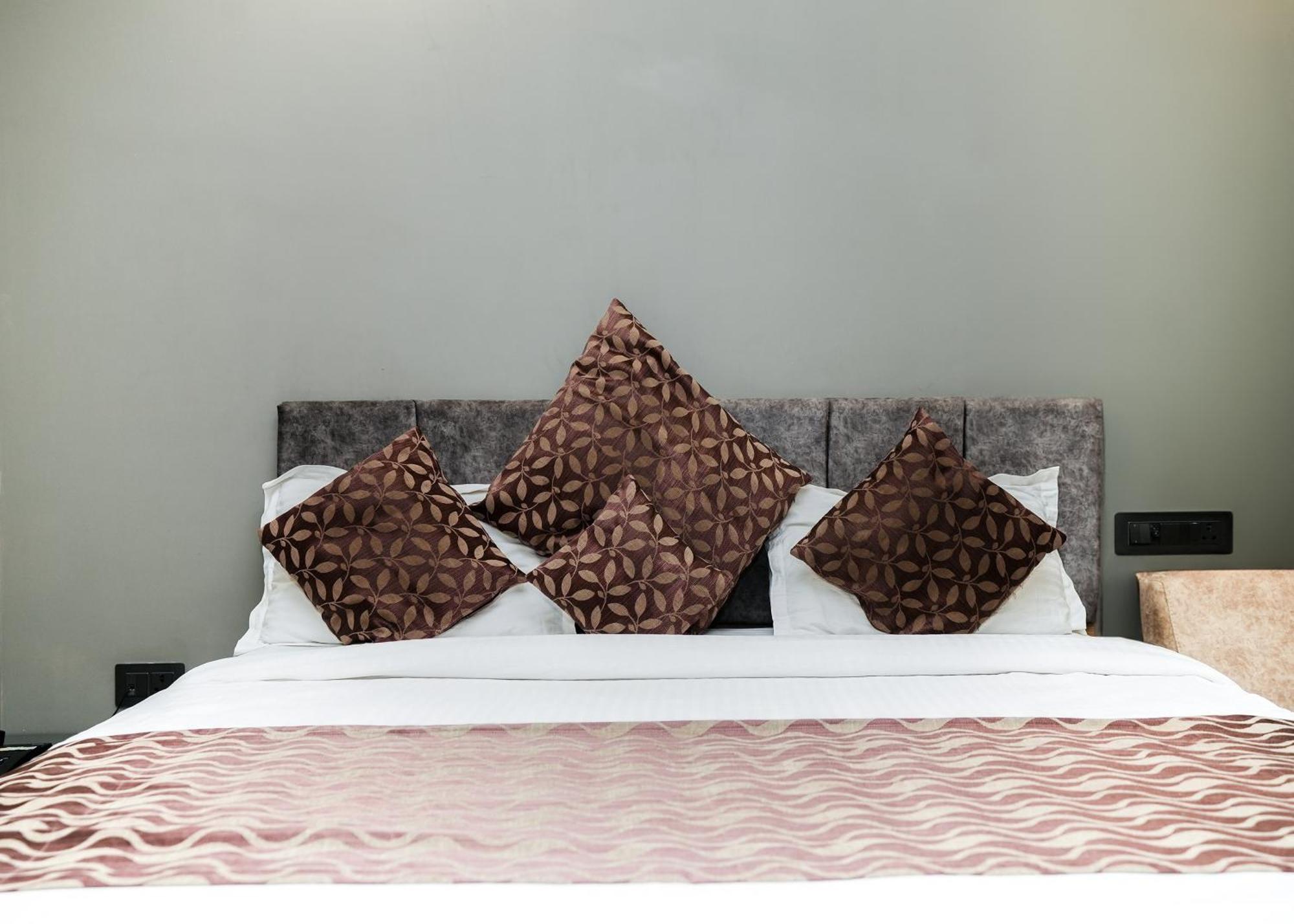 Rupis Resort Near Udaipur Airport Dabok Bagian luar foto
